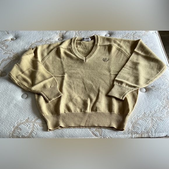 Brand new Vintage men's 100% wool v-neck sweater - Picture 2 of 9